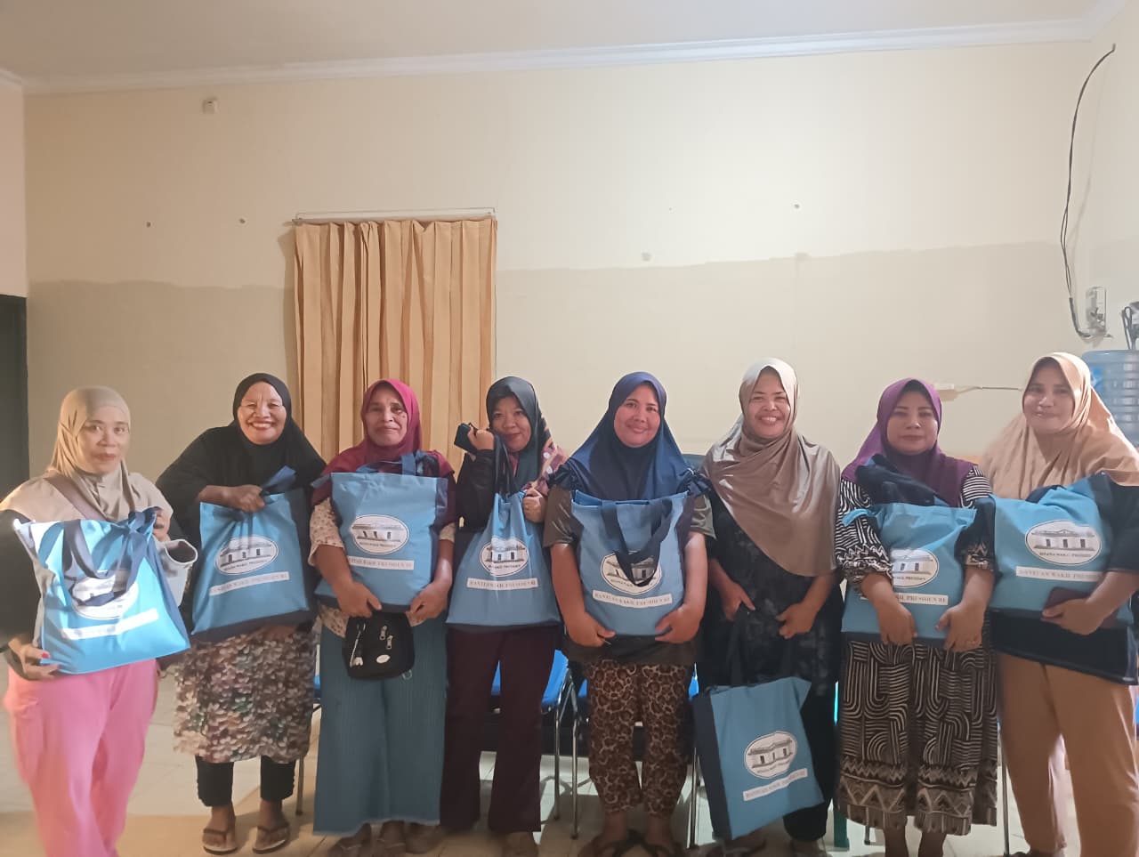 PENYERAHAN BANTUAN DARI WAKIL PRESIDEN KEPADA PEDAGANG DI PASAR HIGIENIS